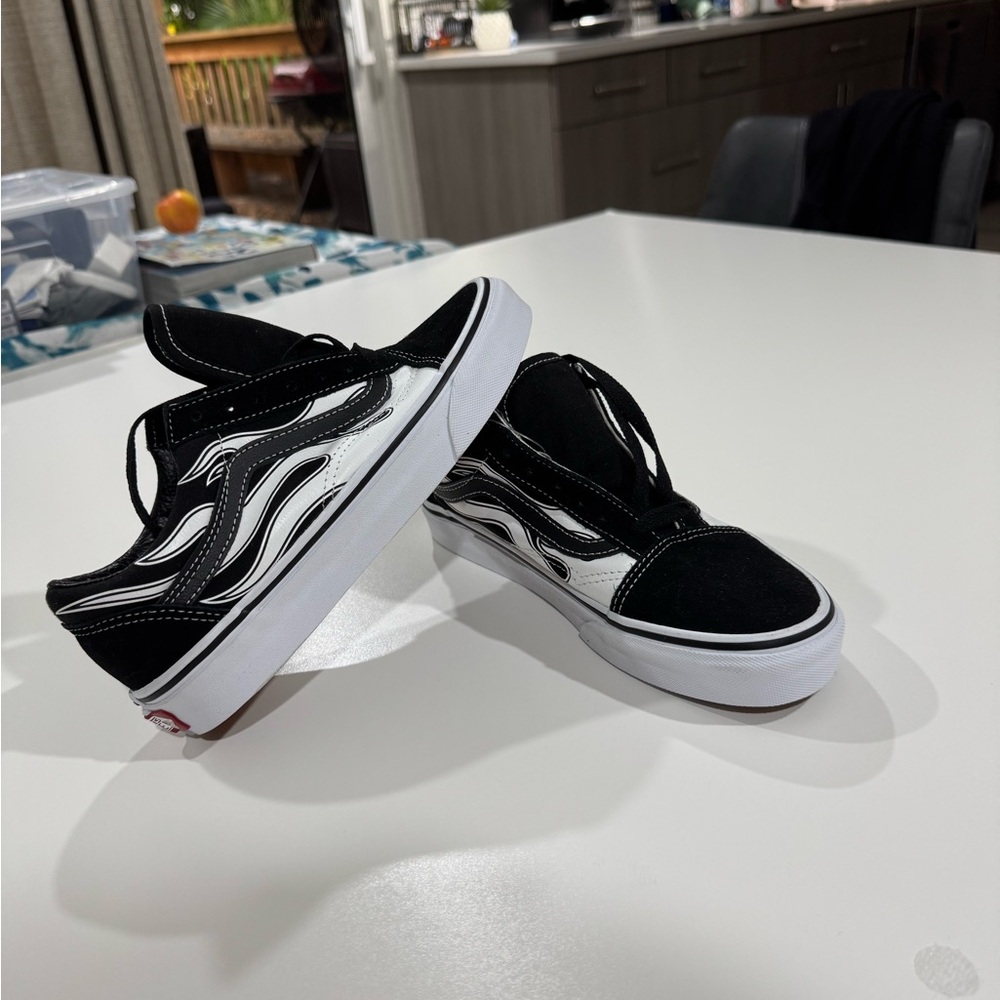 NWT Vans Unisex 4.5 Men. 6.0 Women Black and Whit